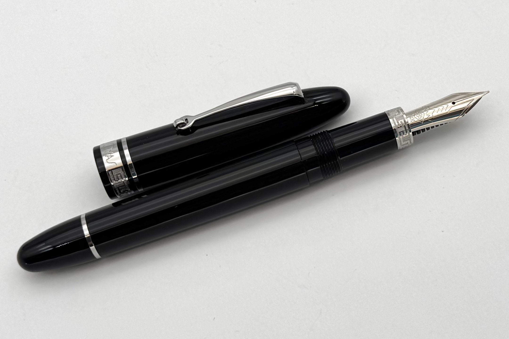 OmasOgivaNeraFPwithSilverT_C